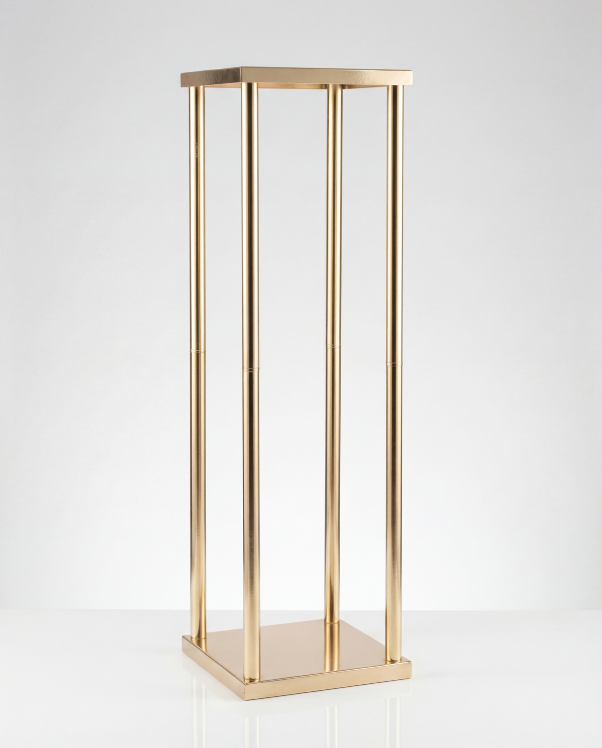 Suport auriu din metal pentru aranjament floral, decor elegant mese nuntă și evenimente – Fir de Rai Brașov