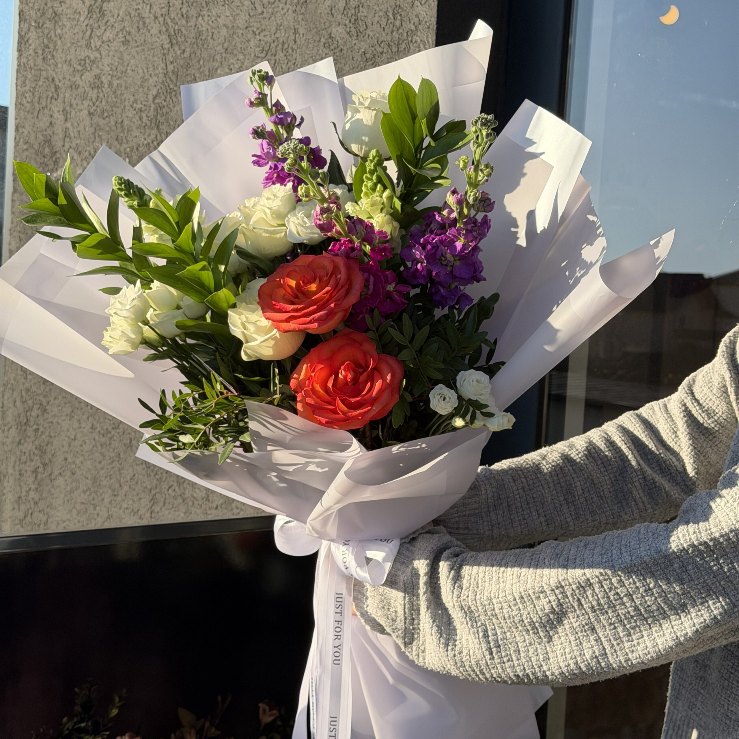 Buchet premium cu trandafiri portocalii, mini trandafiri albi și flori mov, realizat manual.