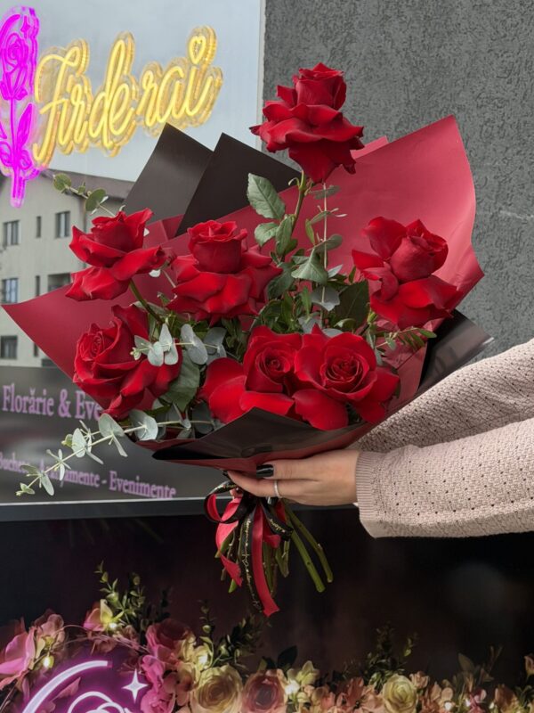 Buchet trandafiri roșii flexați premium – Aranjament elegant cu trandafiri sculptați