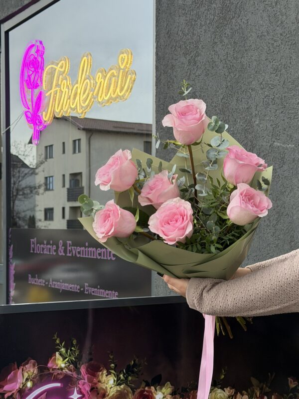 Buchet cu 7 trandafiri roz premium și eucalipt, ambalaj verde pastel elegant