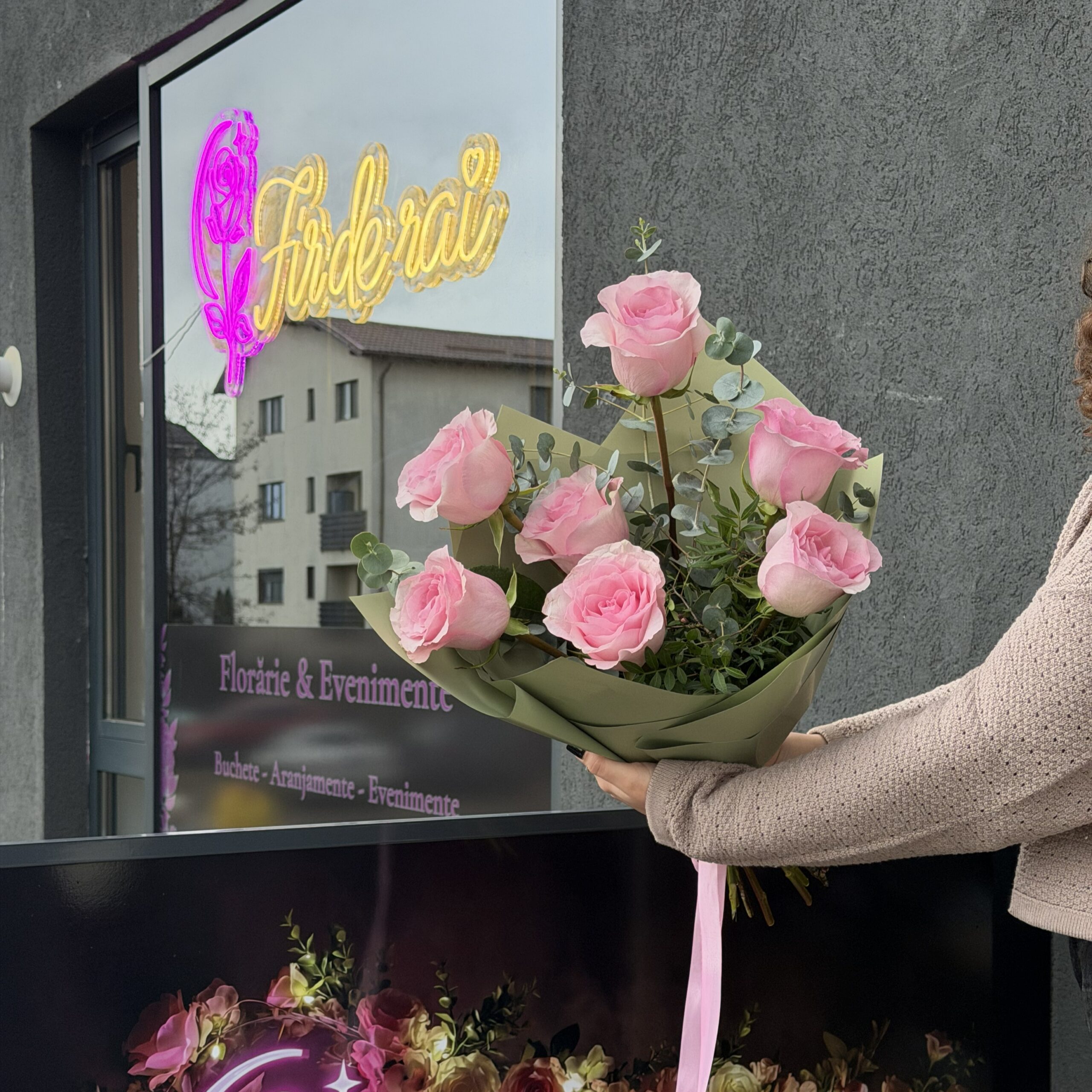 Buchet cu 7 trandafiri roz premium și eucalipt, ambalaj verde pastel elegant