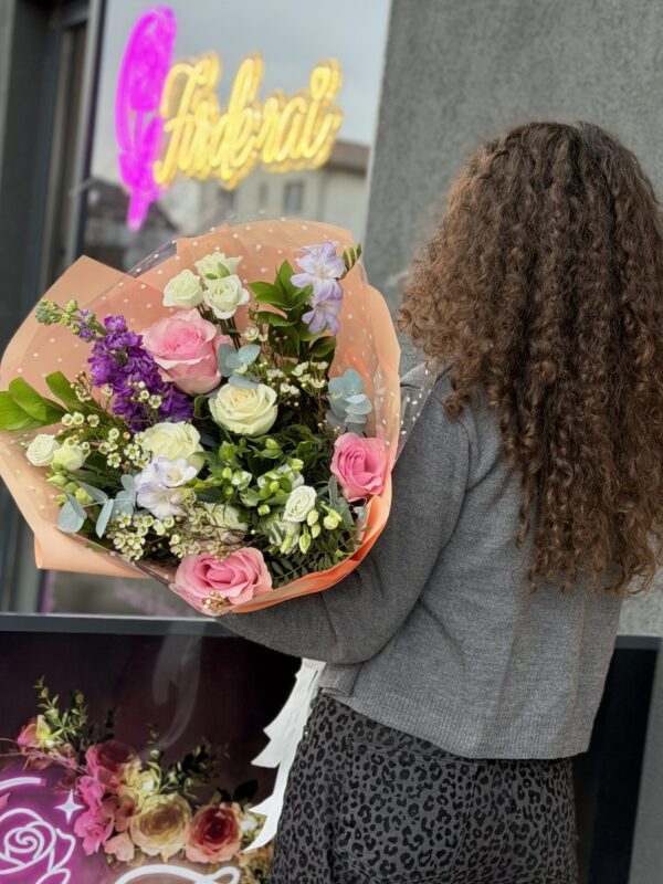 Buchet pastel premium cu trandafiri roz, lisianthus și flori delicate – Buchet elegant feminin