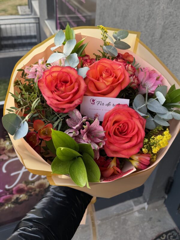 Buchet trandafiri coral cu alstroemeria și eucalipt – Buchet floral elegant premium