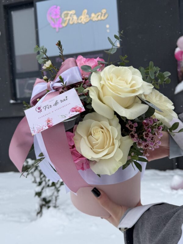 Aranjament floral în cutie roz pastel cu trandafiri crem și roz – Cadou elegant premium