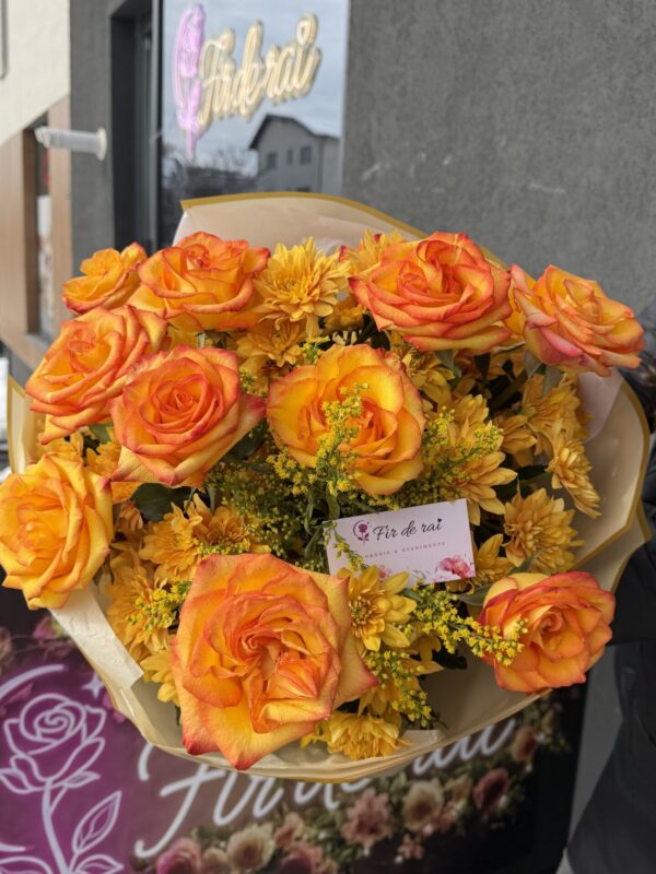 Buchet vibrant cu trandafiri portocalii și crizanteme galbene – Buchet solar premium