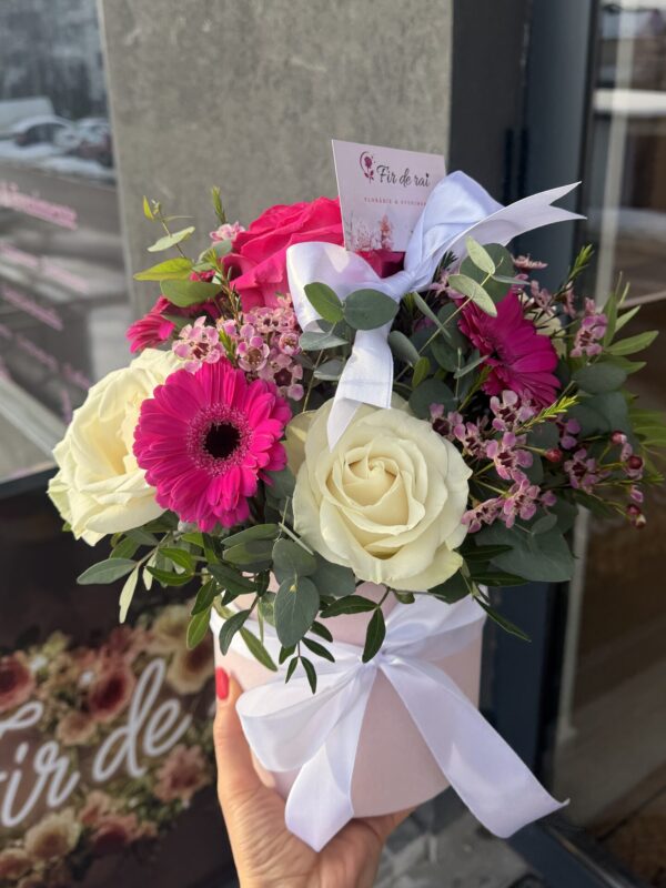 Aranjament floral în cutie roz cu trandafiri albi și gerbera fucsia – Cadou elegant premium