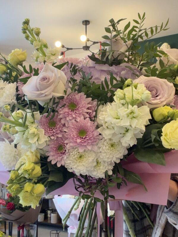 Buchet pastel premium cu trandafiri roz, hortensie și crizanteme – buchet floral elegant