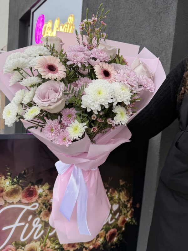 Buchet roz pastel cu trandafir, gerbera și crizanteme – Buchet floral elegant premium