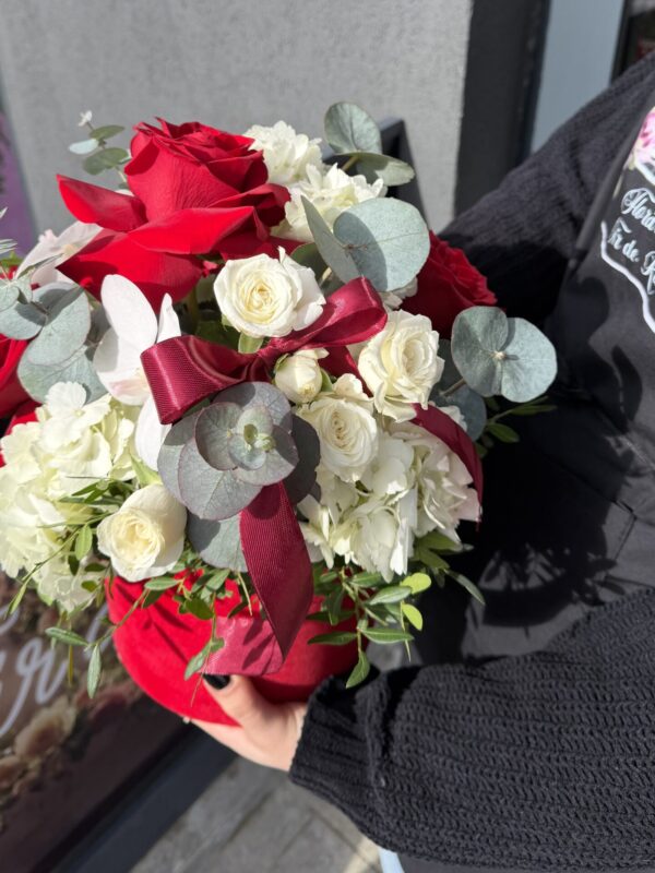 Aranjament floral elegant cu trandafiri roșii și albi în cutie roșie – Cadou romantic premium