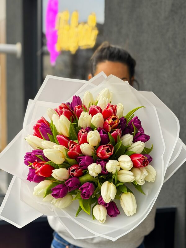 Buchet lalele mix alb, mov și roșii – Buchet elegant premium cu lalele proaspete