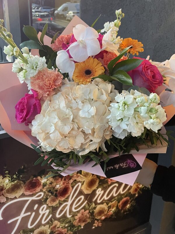 Buchet premium cu hortensie albă, orhidee, trandafiri roz și gerbera galbenă, ambalat elegant în tonuri pastel