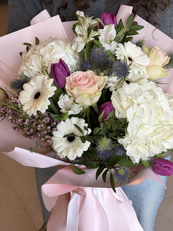 Buchet premium cu hortensie albă, gerbera, lalele mov și trandafir pastel ambalat în hârtie roz elegantă