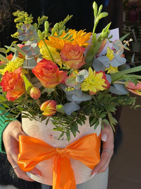 Cutie florală premium cu trandafiri portocalii, lalele, crizanteme și eucalipt, decorată cu fundă satinată portocalie