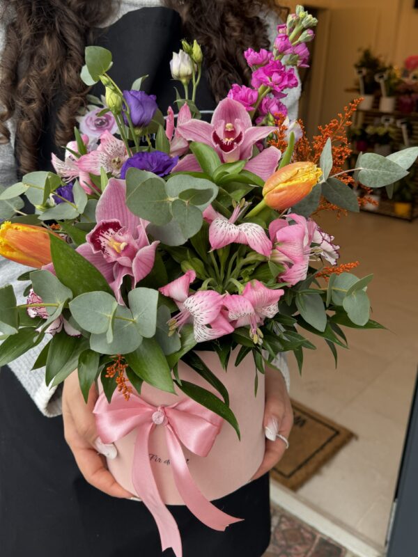 Cutie florală premium cu orhidee Cymbidium, lalele, alstroemeria și eucalipt în cutie roz cu fundă satinată