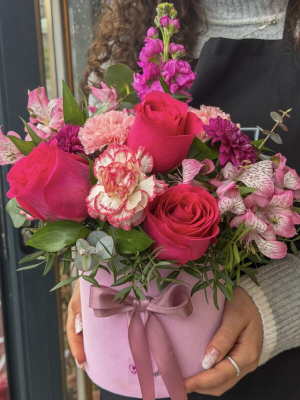 Cutie florală premium cu trandafiri roz, alstroemeria și garofițe, decorată cu fundă satinată