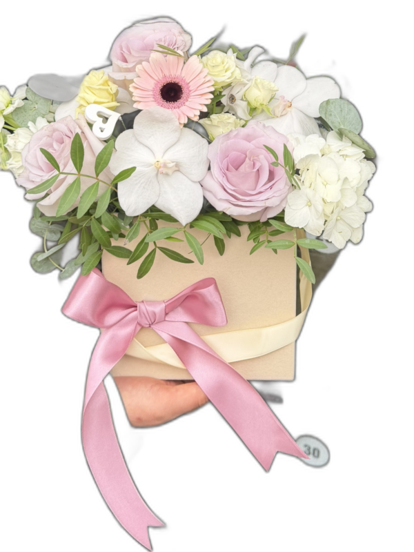 Cutie florală premium cu orhidee albă, trandafiri roz pastel, hortensie și fundă satinată roz