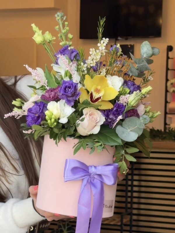 Aranjament floral în cutie cu orhidee, trandafiri și flori mov, decor premium elegant