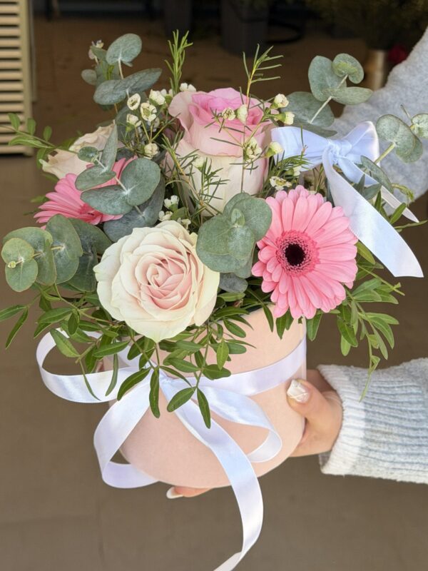 Aranjament floral în cutie cu trandafiri și gerbera roz, decorat elegant