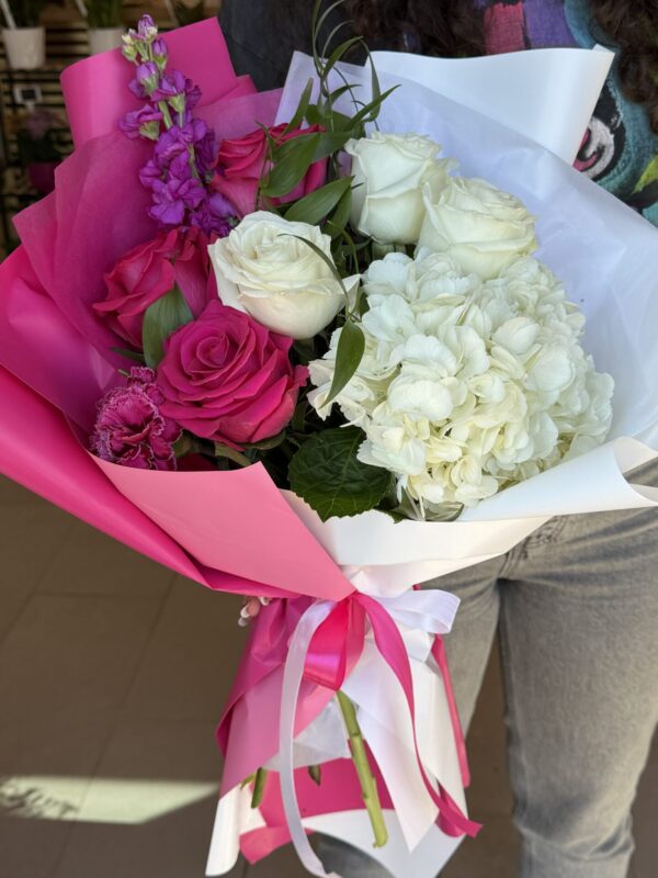 Buchet elegant cu hortensie albă și trandafiri roz, ambalat premium alb și roz