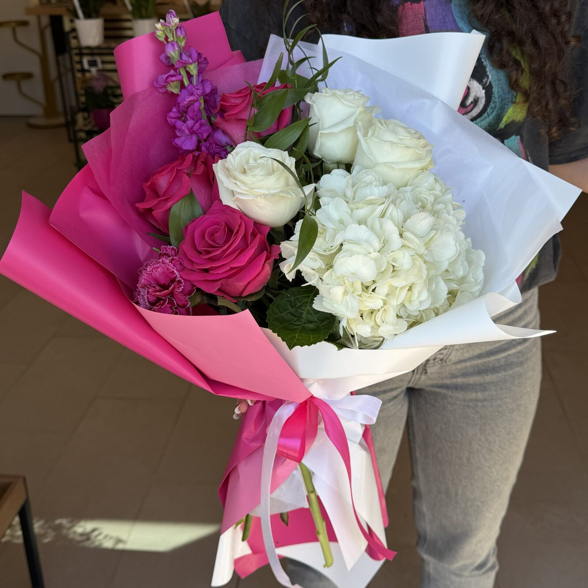 Buchet elegant cu hortensie albă și trandafiri roz, ambalat premium alb și roz