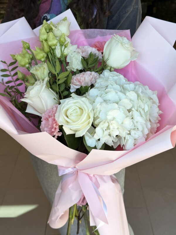 Buchet elegant cu hortensie albă, trandafiri albi și lisianthus, ambalat în roz pastel
