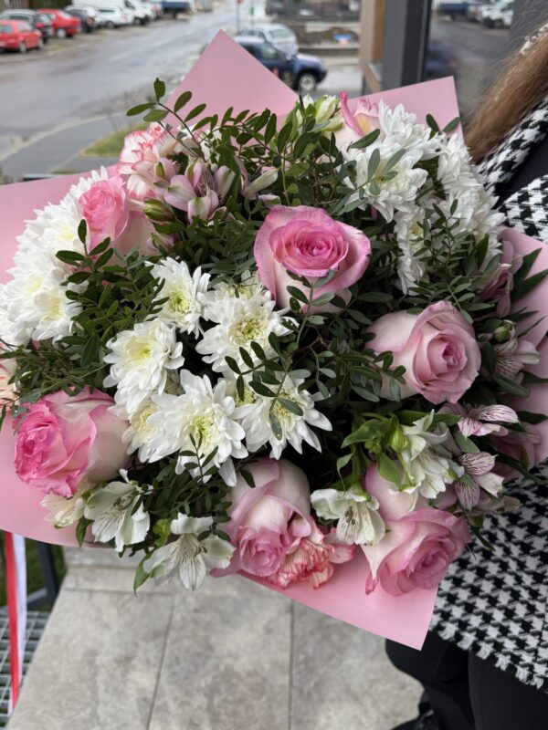 Buchet romantic cu trandafiri roz și crizanteme albe, ambalat elegant în roz pastel