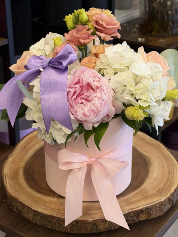 Aranjament floral premium în cutie cu bujor roz, hortensii și trandafiri pastel eleganți