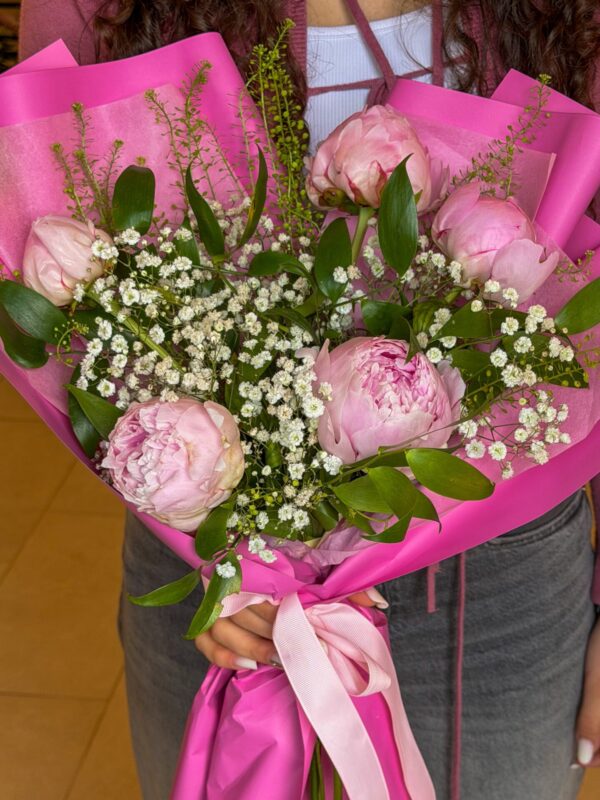 Buchet premium cu bujori roz, gypsophila și ambalaj elegant roz pentru cadou romantic