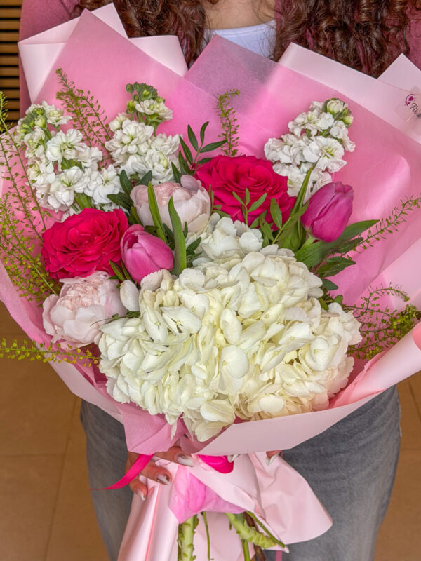 Buchet premium cu hortensie albă, bujori, trandafiri roz și lalele elegante, ambalat premium
