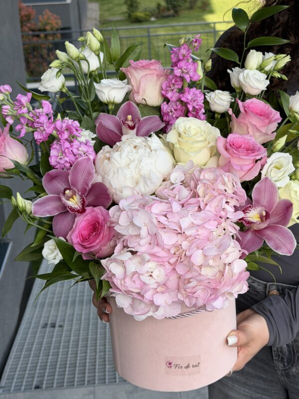 Aranjament floral luxury în cutie premium cu hortensie roz, orhidee Cymbidium și trandafiri premium