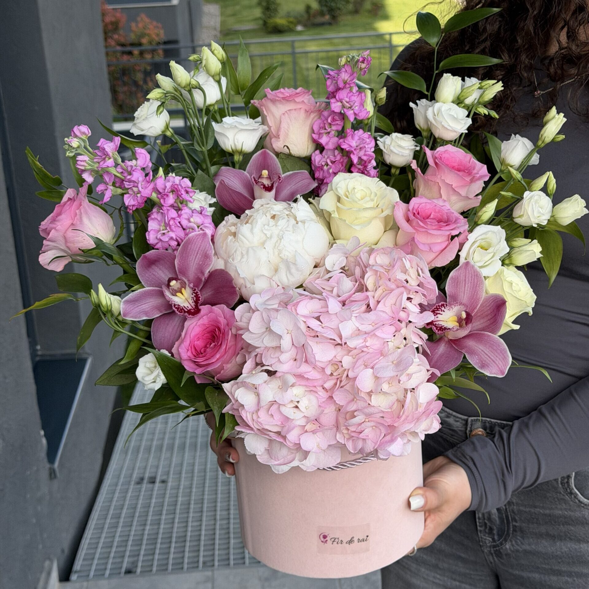 Aranjament floral luxury în cutie premium cu hortensie roz, orhidee Cymbidium și trandafiri premium