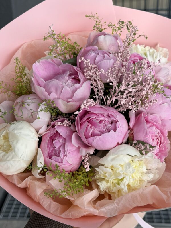 Buchet premium cu bujori roz și bujori albi, ambalat elegant în tonuri pastel