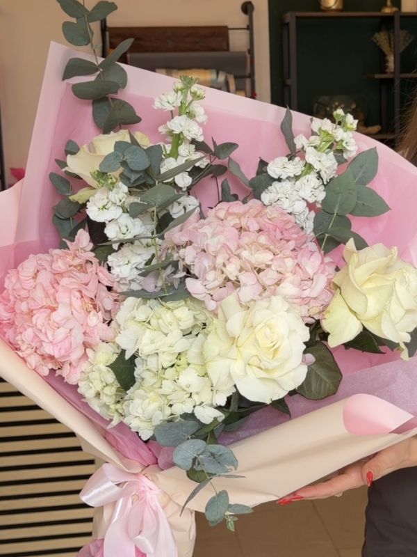 Buchet premium cu hortensii roz, trandafiri albi și eucalipt, ambalat elegant în tonuri pastel