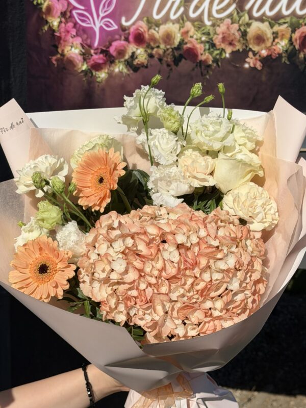 Buchet premium cu hortensie Peach, gerbera somon și lisianthus alb, ambalat elegant în nuanțe pastel