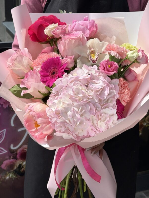 Buchet premium cu hortensie roz, bujor, orhidee și trandafiri roz, ambalat elegant în nuanțe pastel