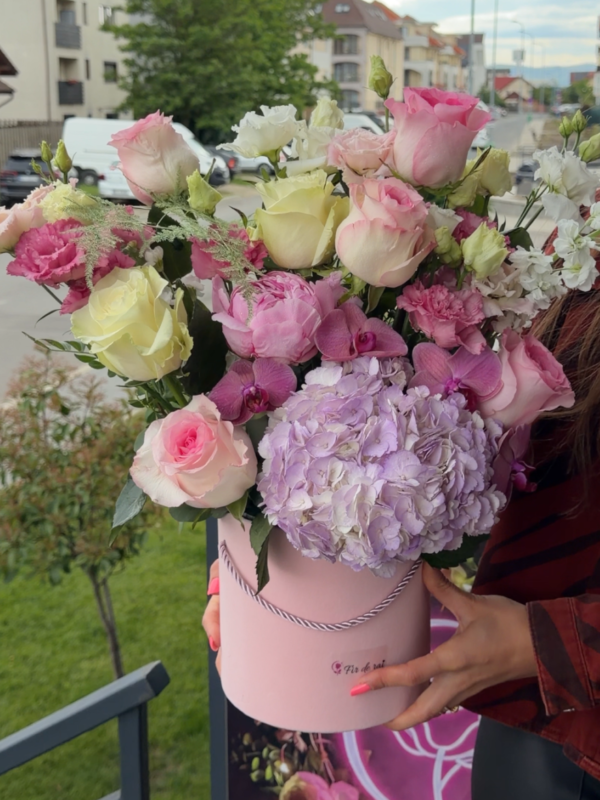 Aranjament floral premium în cutie cu hortensie mov, orhidee Cymbidium și trandafiri roz 🔹 Text asociat:
