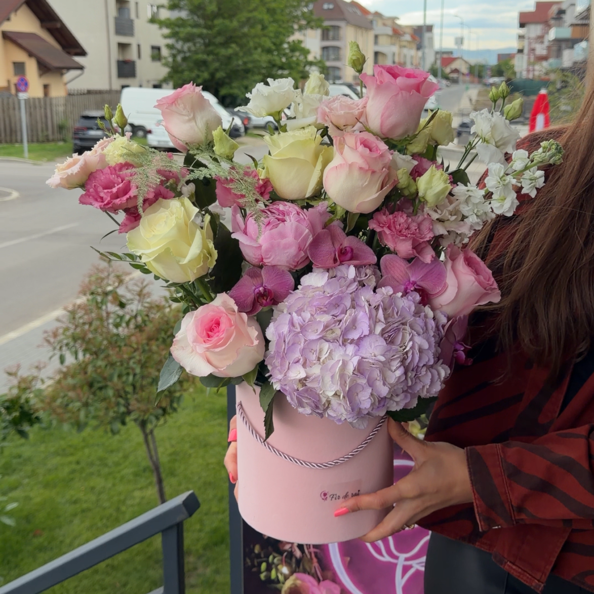 Aranjament floral premium în cutie cu hortensie mov, orhidee Cymbidium și trandafiri roz 🔹 Text asociat: