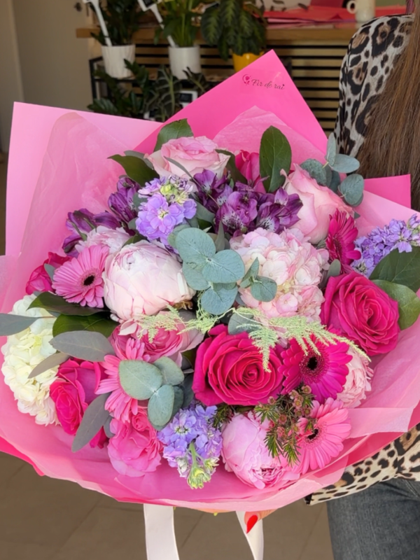 Buchet luxury cu bujori, hortensie, trandafiri roz și gerbera fucsia, ambalat premium în nuanțe de roz