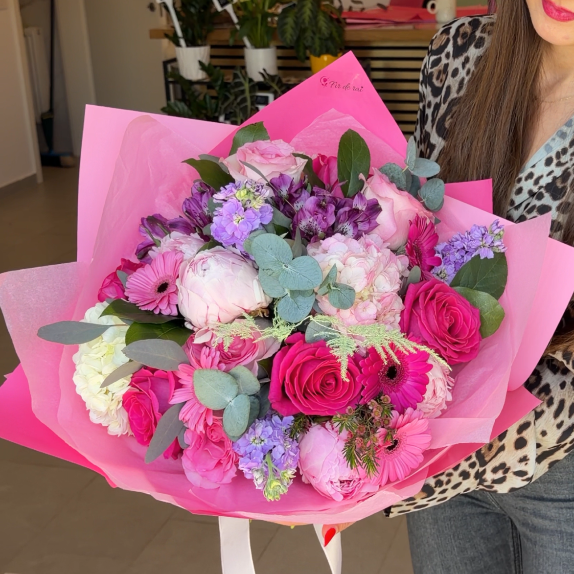 Buchet luxury cu bujori, hortensie, trandafiri roz și gerbera fucsia, ambalat premium în nuanțe de roz