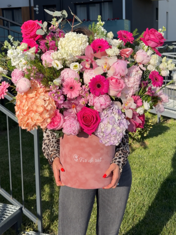 Aranjament floral luxury XXL cu bujori, hortensii, orhidee și trandafiri fucsia, realizat într-o cutie premium de catifea