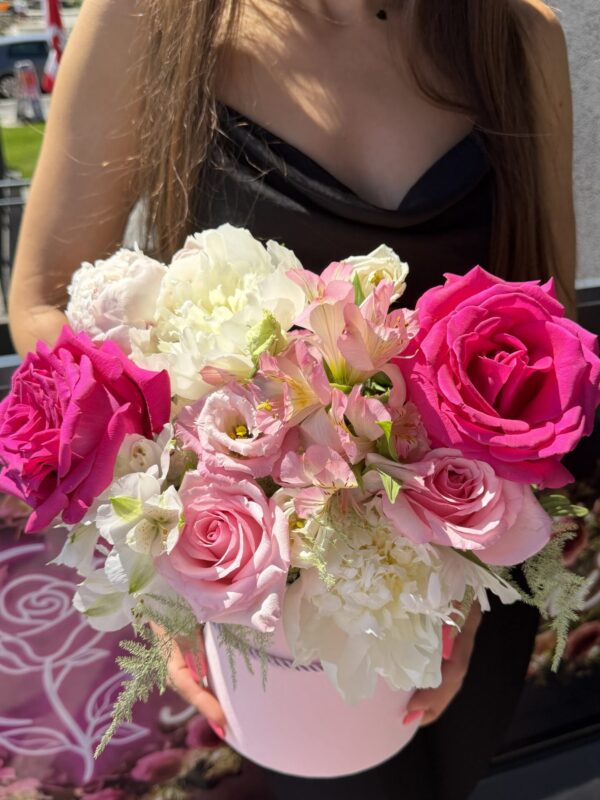 Aranjament floral premium cu bujori albi, hortensii și trandafiri roz și fucsia în cutie elegantă