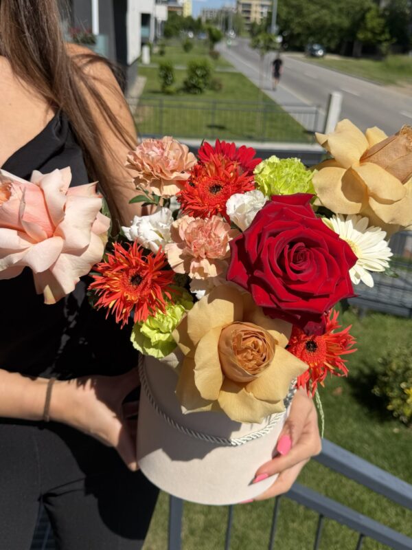 Aranjament floral premium în cutie cu trandafiri roșii, trandafiri cappuccino și gerbere, realizat manual în Brașov.