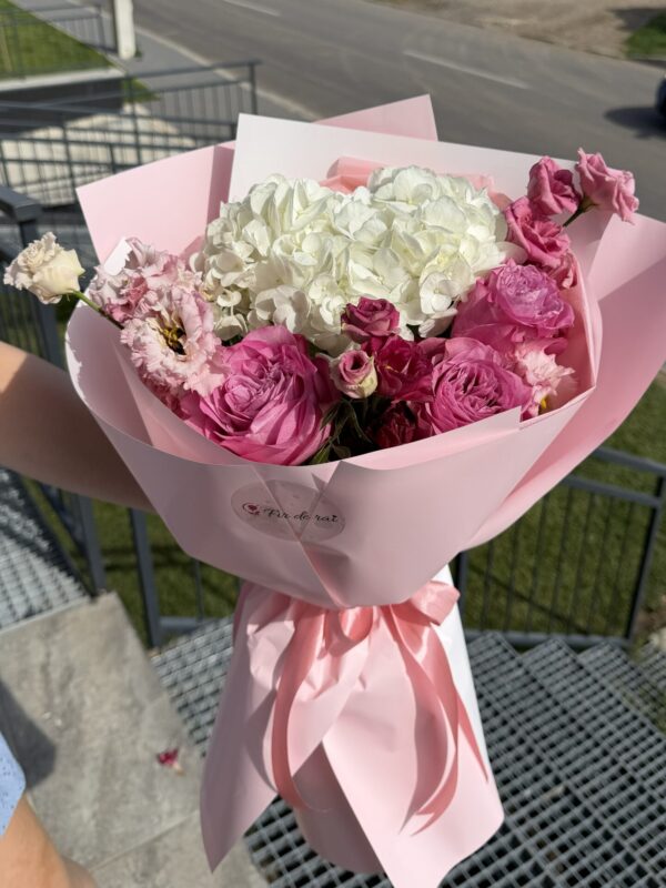 Buchet premium cu hortensie albă, trandafiri roz și lisianthus, ambalat elegant în hârtie roz pastel