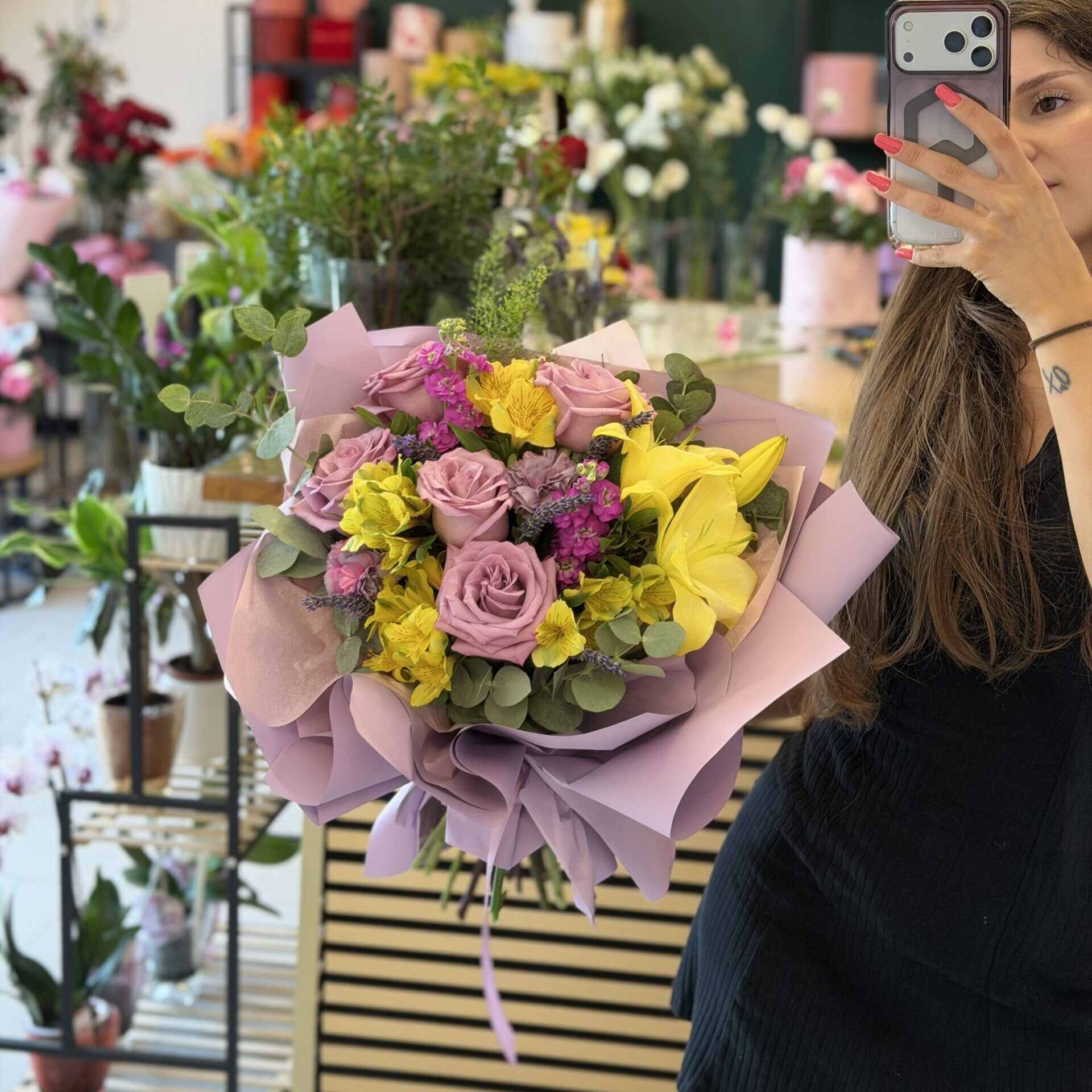 Buchet premium cu trandafiri lila, crini galbeni și alstroemeria, realizat în florăria Fir de Rai Brașov.