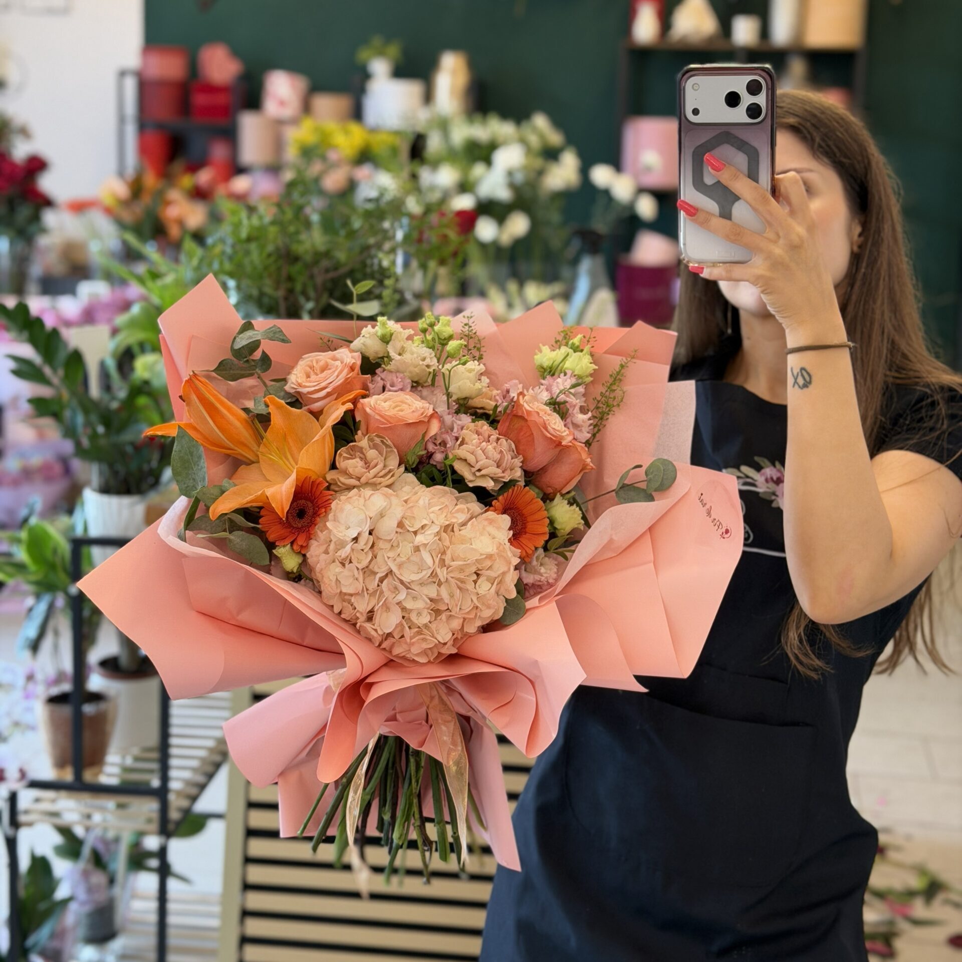 Buchet premium cu hortensie piersică, crin portocaliu, trandafiri peach și garoafe cappuccino, realizat în florăria Fir de Rai Brașov