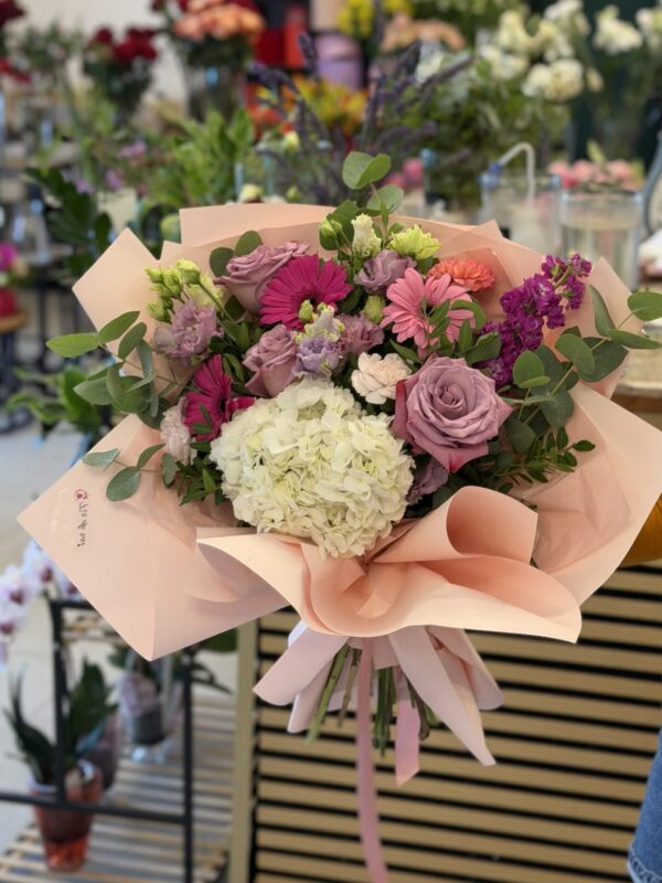 Buchet premium cu hortensie albă, trandafiri lila, gerbera roz și mathiola mov, realizat în florăria Fir de Rai Brașov