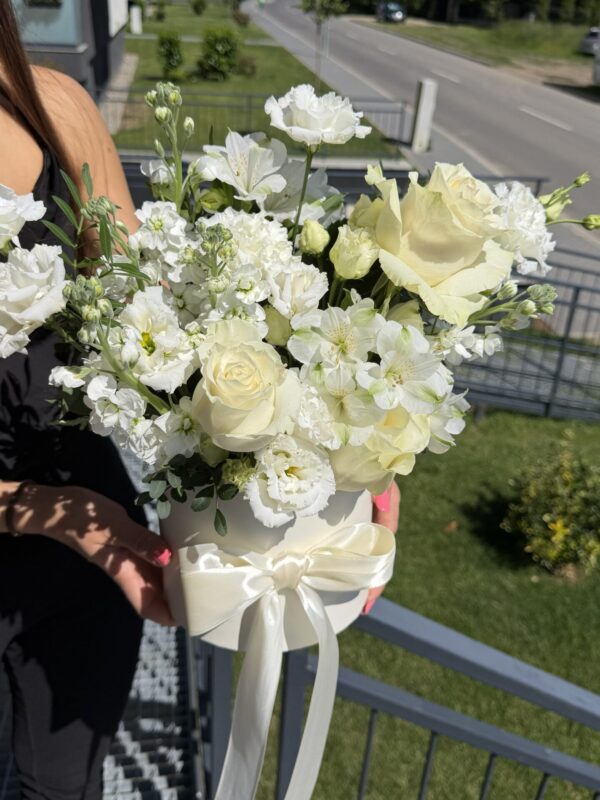 Aranjament floral alb premium în cutie cu trandafiri, lisianthus și flori delicate