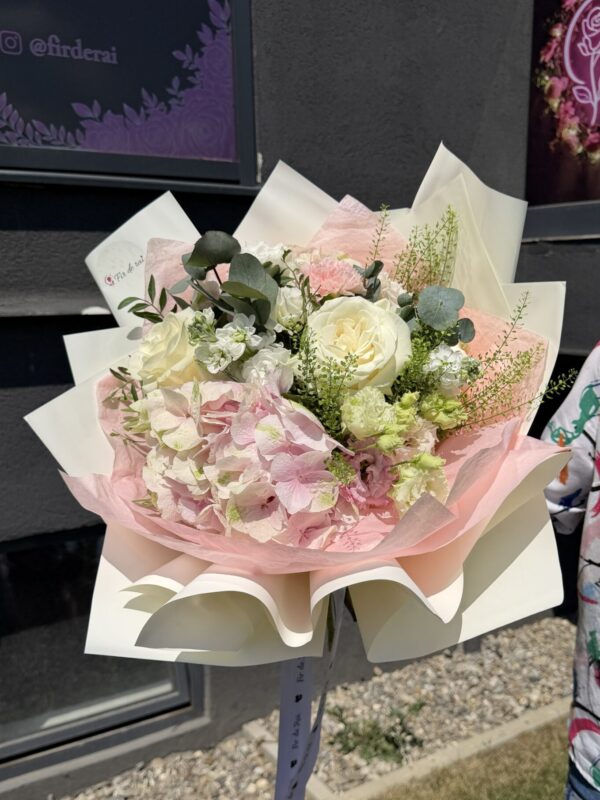 Buchet premium cu hortensie roz pastel, trandafiri albi și lisianthus, ambalat elegant în hârtie premium crem și roz
