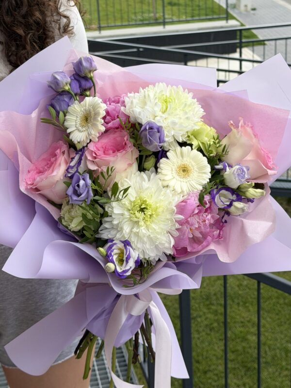 Buchet premium cu bujori roz, trandafiri premium, lisianthus mov și crizanteme albe, ambalat elegant în hârtie lila