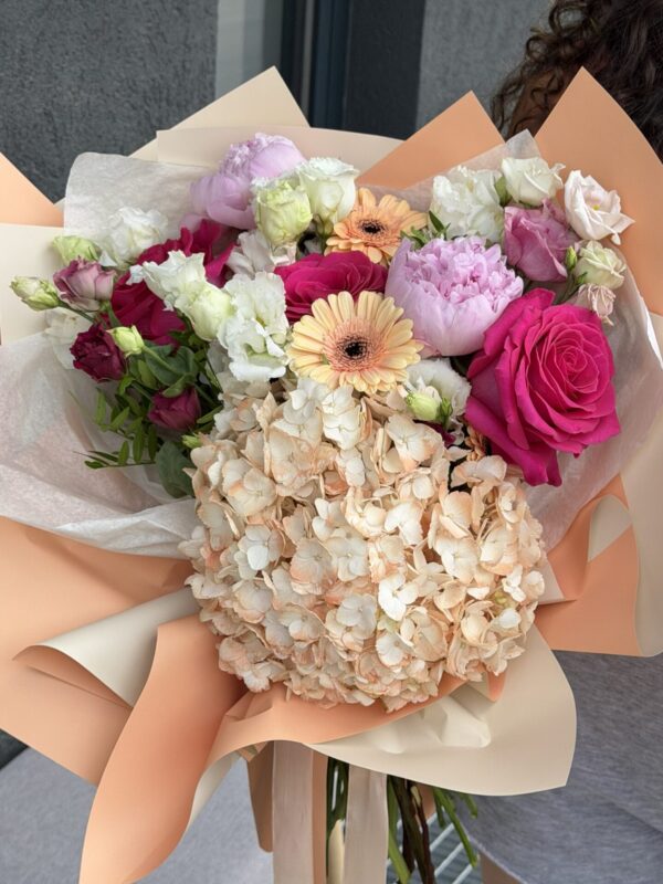 Buchet premium cu bujori roz, hortensie, trandafiri fucsia și lisianthus, ambalat elegant în hârtie premium